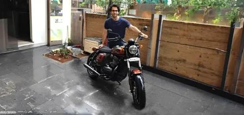 Celebrity Spotlight-Rajkummar Rao's new Yezdi Roadster