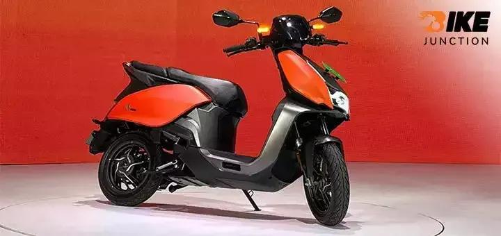 Pawan Munjal, CEO of Hero MotoCorp, Takes Delivery of New VIDA V1 Electric Scooter